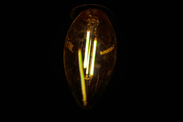lâmpada incandescente no fundo
 - Foto, Imagem