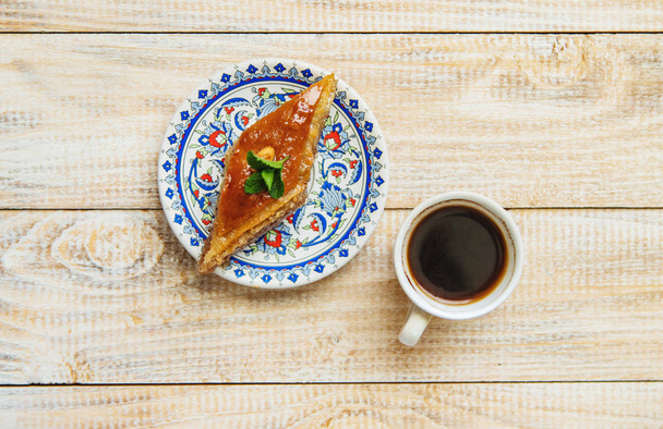 Turkse koffie en baklava op tafel. Selectieve focus. - Foto, afbeelding