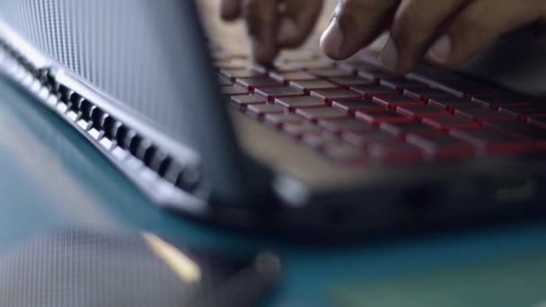 Τα χέρια του επιχειρηματία πληκτρολογώντας πληκτρολόγιο laptop στο γραφείο εργασίας στο σπίτι κατά τη διάρκεια COVID-19 κατάσταση έξαρση. Εργασία από το σπίτι. - Πλάνα, βίντεο