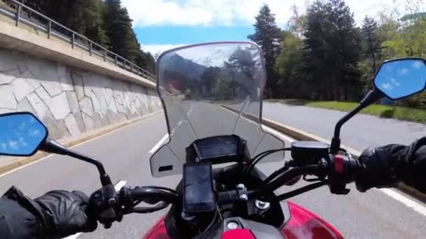 Moottoripyöräilijä ratsastaa kauniilla maisema Mountain Roadilla lähellä Sveitsi Alppeja
 - Materiaali, video