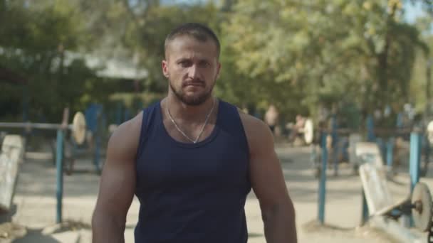 Determined man preparing for strength training - Video, Çekim