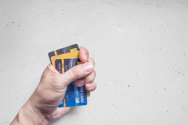 Cartes de crédit dans la main de l'homme
. - Photo, image