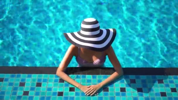 夏休み中にプールでくつろぐアジアの女性の映像 - 映像、動画