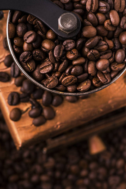 kávové boby s dřevěnou mlýnek - Fotografie, Obrázek