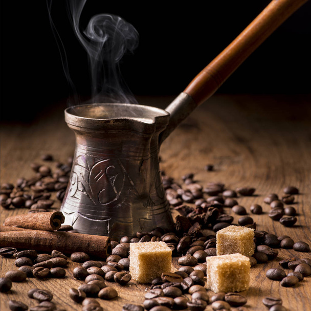Turkkilaista kahvia kahvipannussa
 - Valokuva, kuva