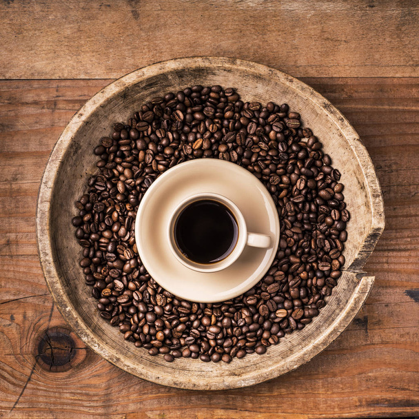 šálek kávy ve vinném dřevěném plechu - Fotografie, Obrázek