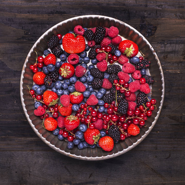 ボスコの果物とトレイ.静物 - 写真・画像