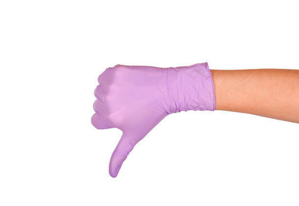 Mano en un guante de látex púrpura aislado en blanco. gesto de la mano de la mujer o signo aislado en blanco. Símbolo de rechazo
 - Foto, imagen