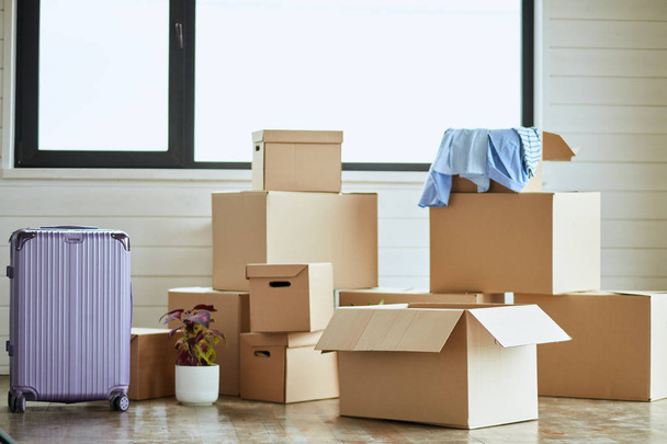 Boîtes en carton avec effets personnels articles ménagers dans le salon moderne le jour du déménagement
 - Photo, image