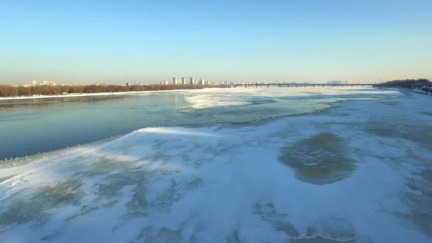 Vista aérea río congelado en la ciudad de invierno. Pájaros volando sobre el río hielo
 - Imágenes, Vídeo