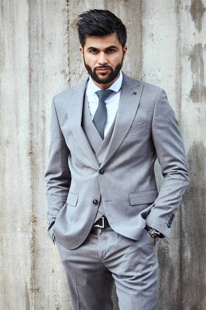 Volwassen Kaukasische Brunet zakenman dragen grijs pak pose - Foto, afbeelding
