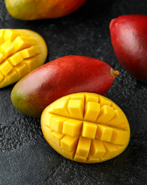 Mango fresco Fruta tropical sobre fondo negro rústico
 - Foto, Imagen