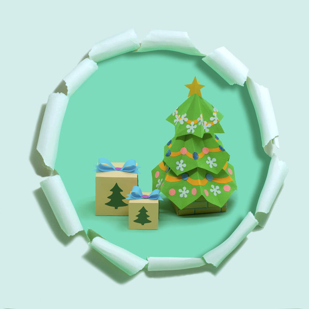 Árvore de Natal de papel e caixas de presente em papel rasgado com furo
  - Foto, Imagem