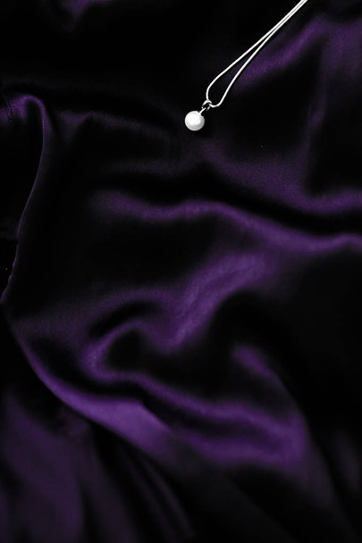Luxus fehér arany gyöngy nyaklánc sötétlila selyem háttérrel, - Fotó, kép