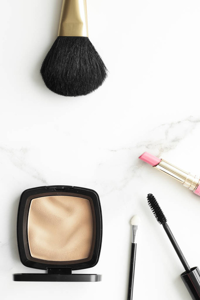 Make-up en cosmetica producten op een marmeren, platte achtergrond - Foto, afbeelding