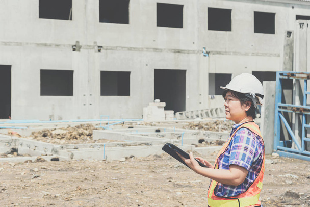 Woman construction engineer at construction site - Foto, imagen
