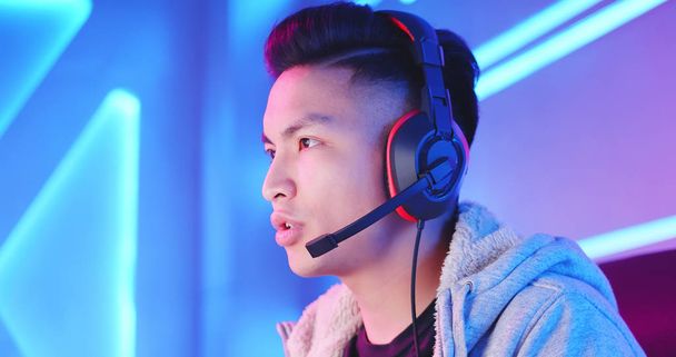 Young Asian cyber sport gamer - 写真・画像