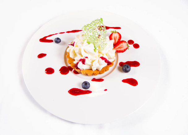 Tartlet with cream decorated with berry fruit - Foto, imagen
