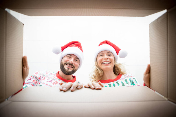 Surprised couple unpack Christmas gift box - Valokuva, kuva
