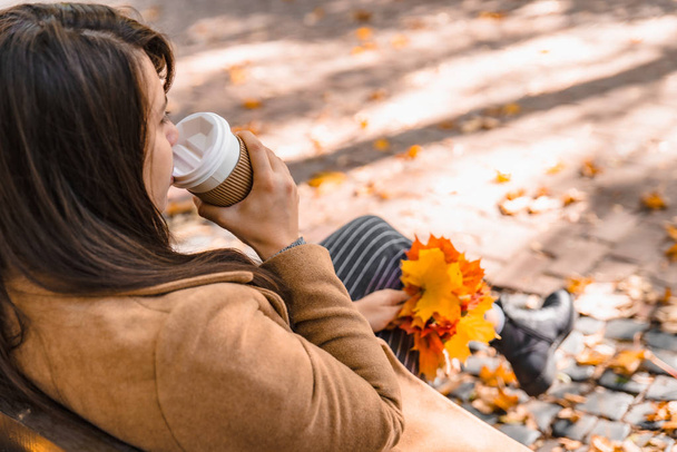 donna che tiene bevanda tazza di caffè per andare autunno autunno stagione autunnale - Foto, immagini