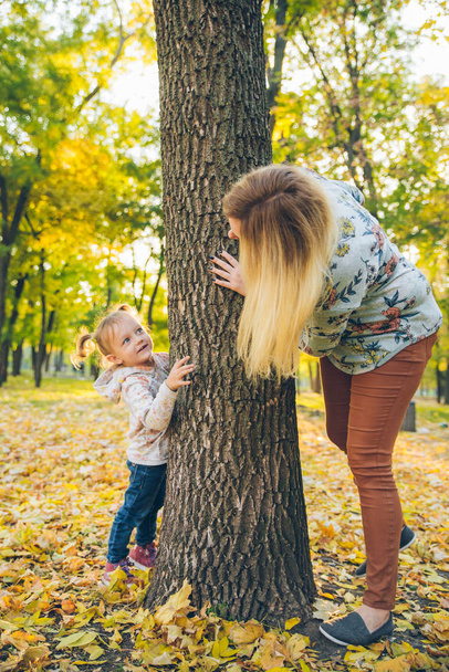 Äiti tytär kurkistaa ulos puusta - Valokuva, kuva