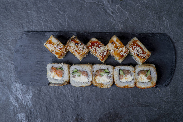 Set de sushis, cuisine japonaise, rouleau, sushis frais et délicieux
  - Photo, image
