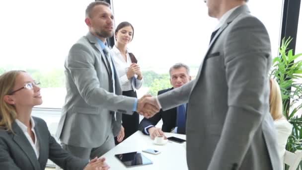 Деловые люди пожимают друг другу руки, заканчивают встречу в офисе - Кадры, видео