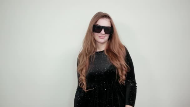 izole beyaz arka plan üzerinde siyah elbiseli kız kahverengi saçlı duygular gösterir - Video, Çekim
