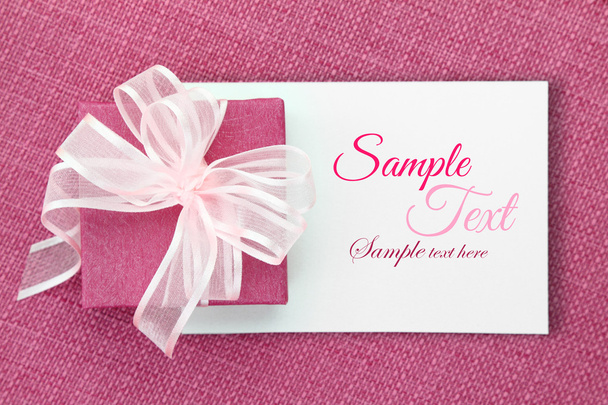Κουτί δώρου ροζ με κορδέλα σε λευκή κάρτα - Φωτογραφία, εικόνα