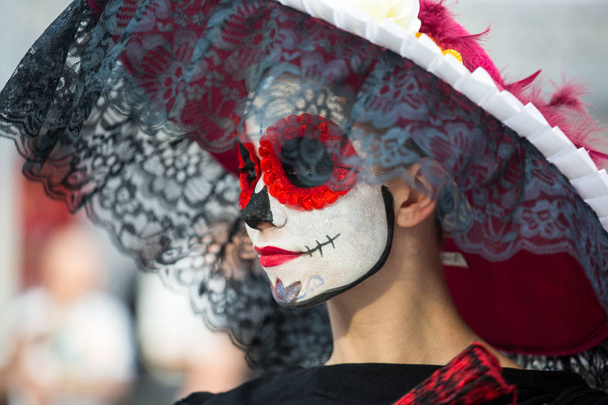 Moscow, Russia - June 29, 2018 : Defile dia de muertos Mexico in Moscow. The Day of the Dead is one of the most popular and unusual holidays in Mexico showing a funny attitude to death. - Foto, immagini