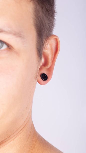 oor Pierced Guy, man draagt een piercing - Foto, afbeelding