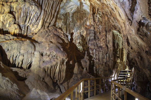 Caverna do Paraíso (Caverna Thien Duong), Vietname. Stolctites e stologmites em uma caverna paradisíaca em Phong Nha-Ke Bang National - Foto, Imagem