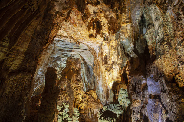 Caverna do Paraíso (Caverna Thien Duong), Vietname. Stolctites e stologmites em uma caverna paradisíaca em Phong Nha-Ke Bang National - Foto, Imagem