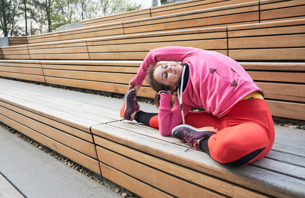 Yoga en la ciudad: sonriente hermosa joven deportista haciendo ejercicio en el día de verano en la calle
 - Foto, Imagen