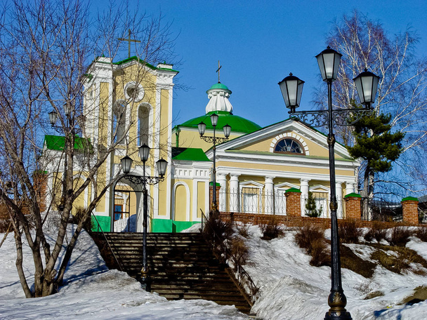 Tomsk, Russia - 1 aprile 2007: Chiesa dell'Intercessione della Beata Vergine Maria del Santo Rosario
 - Foto, immagini