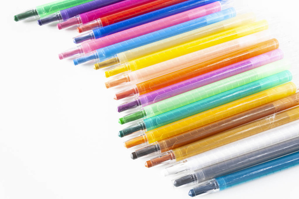 lápices de cera multicolor sobre un fondo blanco
 - Foto, imagen