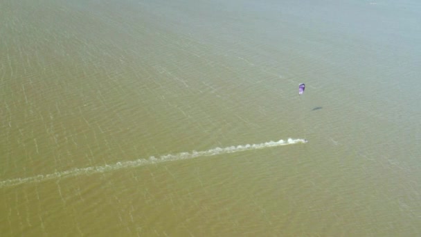 Kitesurfer süzülen ve okyanus üzerinden atlama havadan görünümü - Video, Çekim