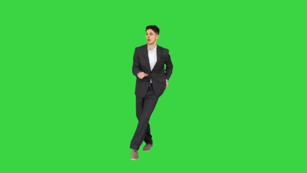Zeer koele jonge dansende zakenman op een groen scherm, Chroma Key. - Video