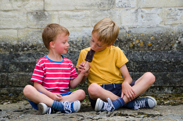 Dos chicos compartiendo un helado
 - Foto, Imagen