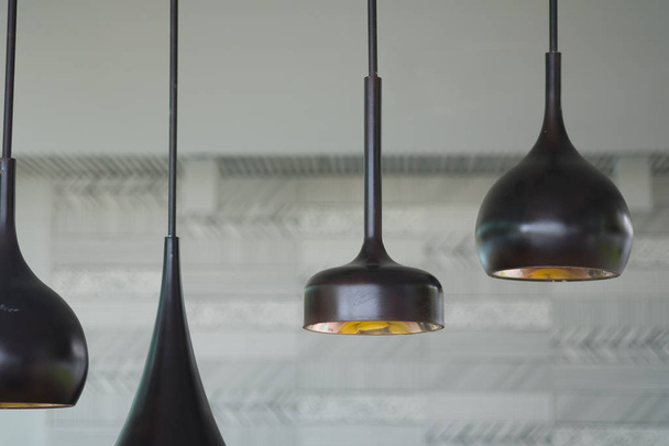 Černá dekorativní lampa visící ze stropu - Fotografie, Obrázek