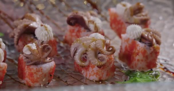 Gastronomisch eten. Voedsel platen close-up. Restaurant gerechten. Paar is het eten van salade, zeevruchten, sushi. - Video