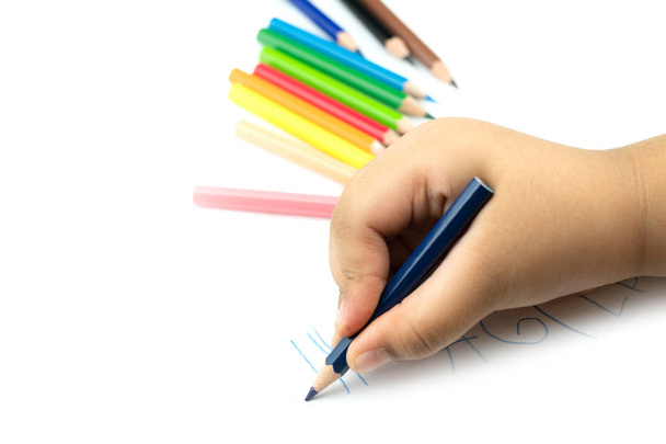Close up de mão menina com lápis escrevendo palavras em inglês à mão
  - Foto, Imagem