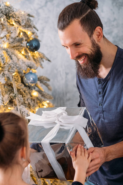 christmas surprise family father gift daughter - Φωτογραφία, εικόνα