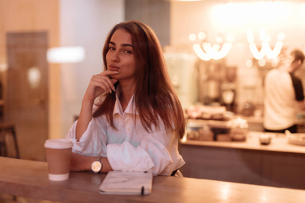 Приваблива жінка портрет в кафе, вид через вікно
 - Фото, зображення