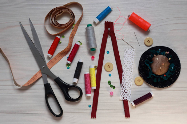 sewing set of threads, needles and scissors - Zdjęcie, obraz