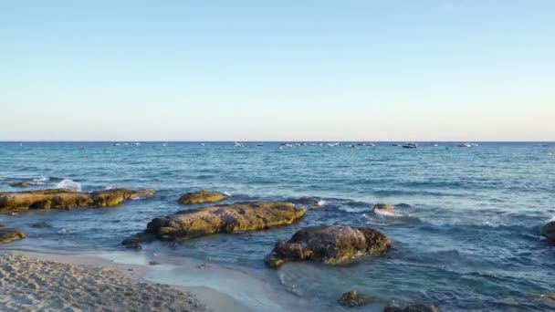 Menorca adasındasanto Tomas plajda deniz dalgaları kırma. - Video, Çekim
