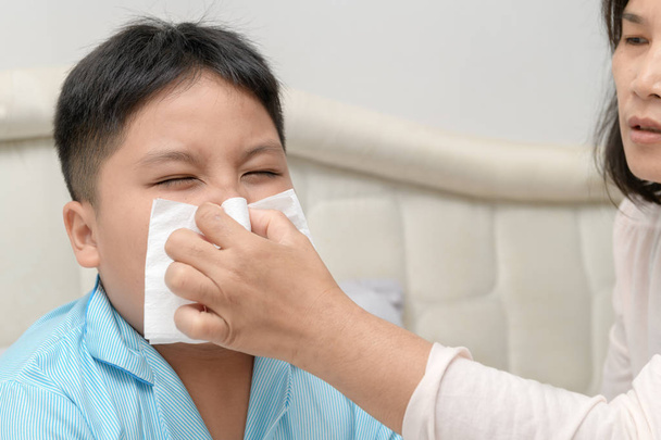 Chory Asian dziecko wycieranie lub czyszczenie nosa z tkanek  - Zdjęcie, obraz