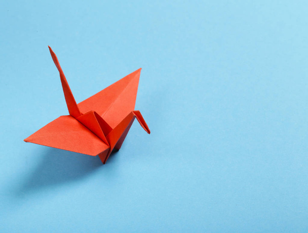 papier origami żuraw na niebieskim tle - Zdjęcie, obraz