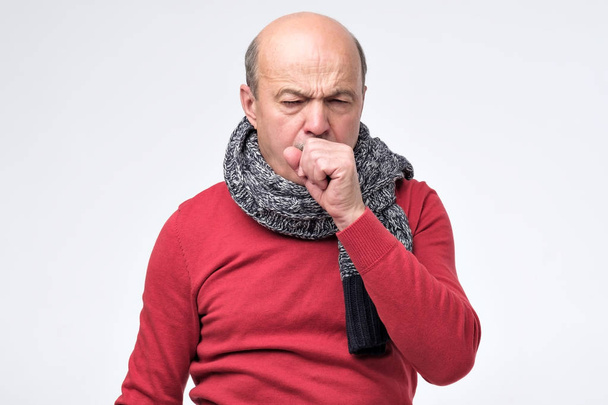 hispânico maduro homem ter gripe e tosse
. - Foto, Imagem
