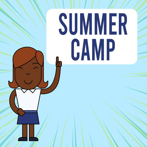 Szöveg jel mutatja nyári tábor. Fogalmi fotó felügyelt program gyerekeknek és tinédzserek nyáron. Nő álló a felvetett bal mutatóujjával mutató üres szövegdoboz. - Fotó, kép